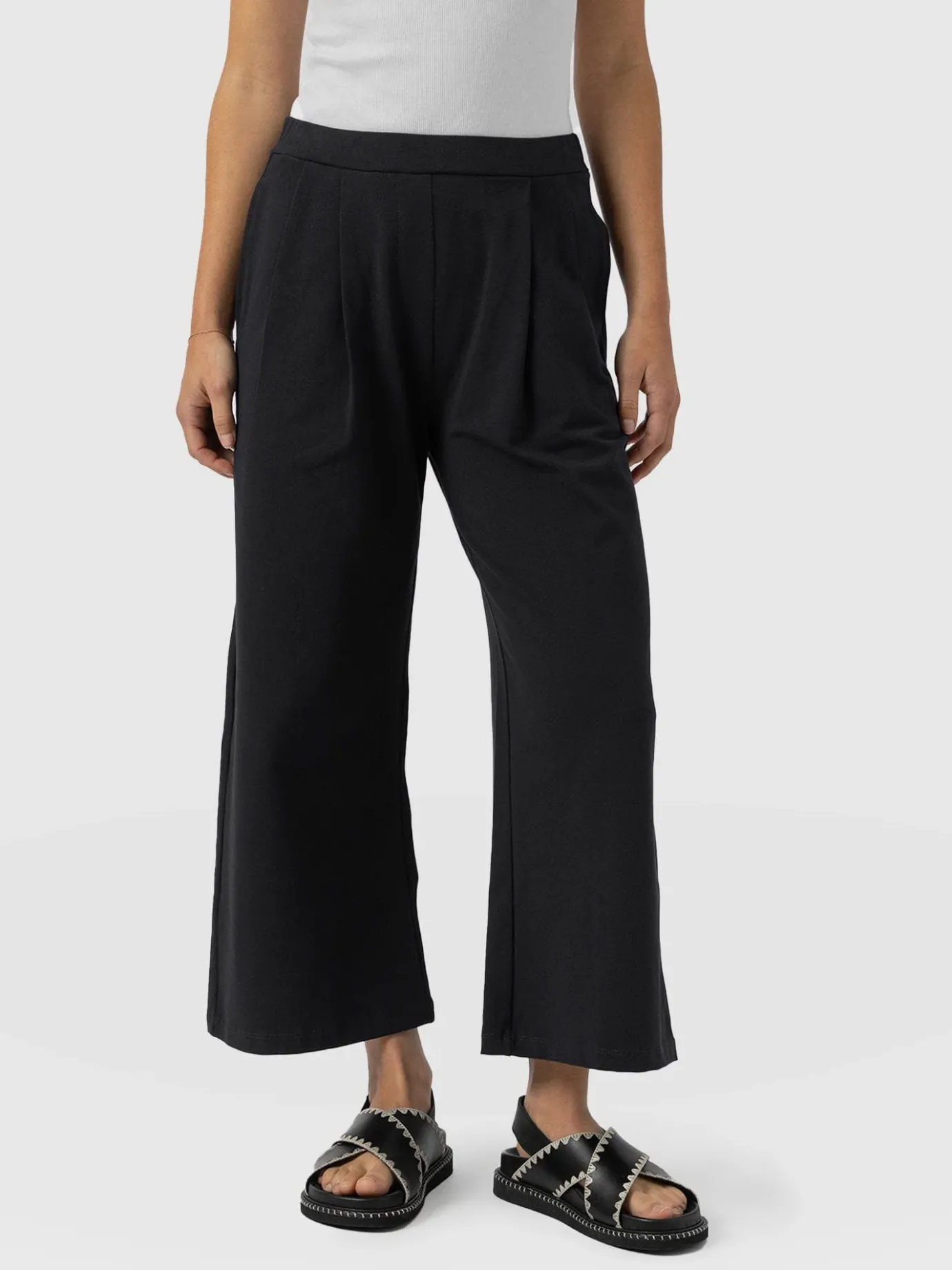 Shorts|Saint and Sofia City Culotte - Black Pleats