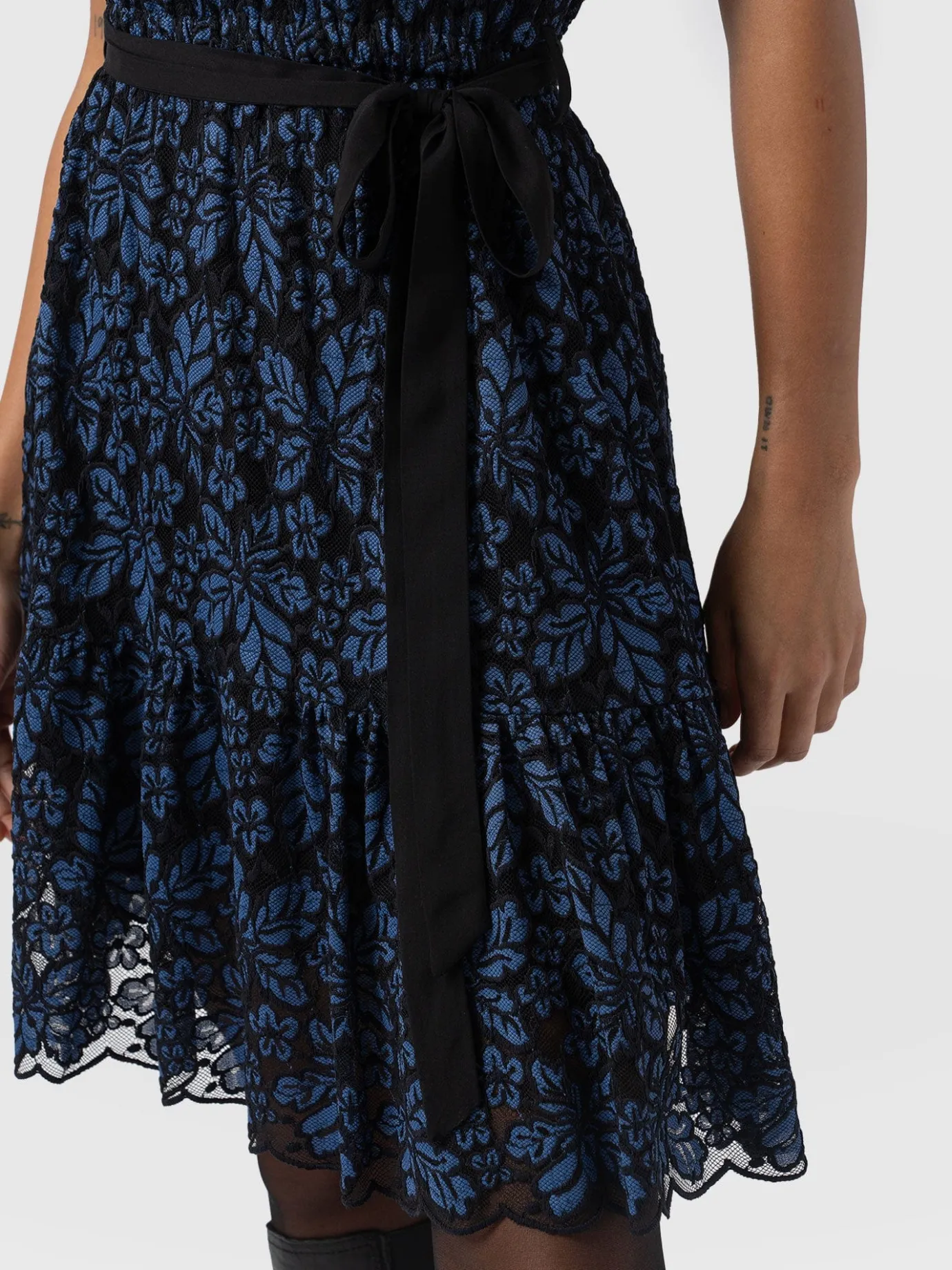 Dresses|Saint and Sofia Fearne Lace Mini Dress - Blue/Black