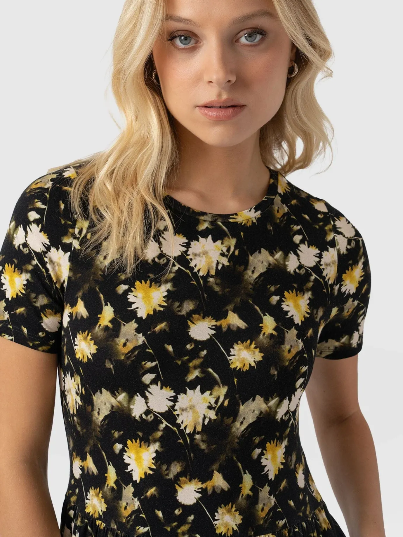 Dresses|Saint and Sofia Greenwich Dress Short Sleeve - Black Daisy Floral