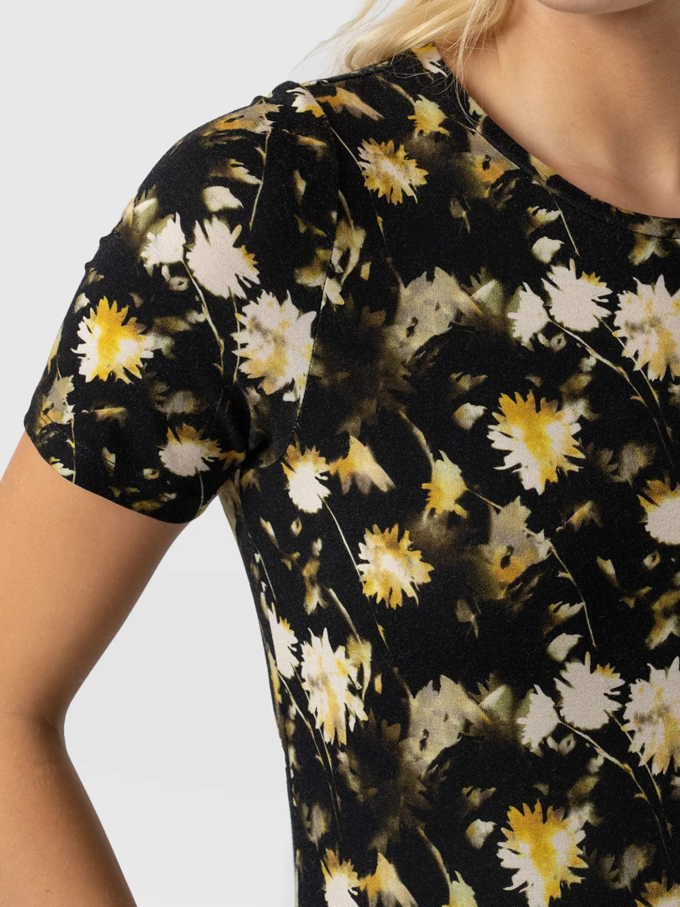 Dresses|Saint and Sofia Greenwich Dress Short Sleeve - Black Daisy Floral