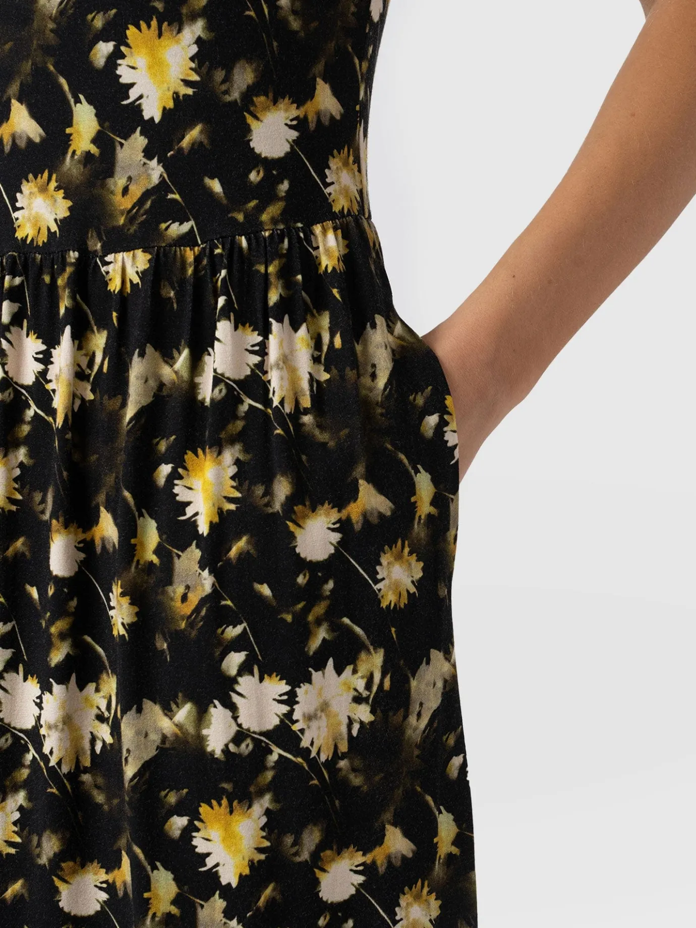 Dresses|Saint and Sofia Greenwich Dress Short Sleeve - Black Daisy Floral