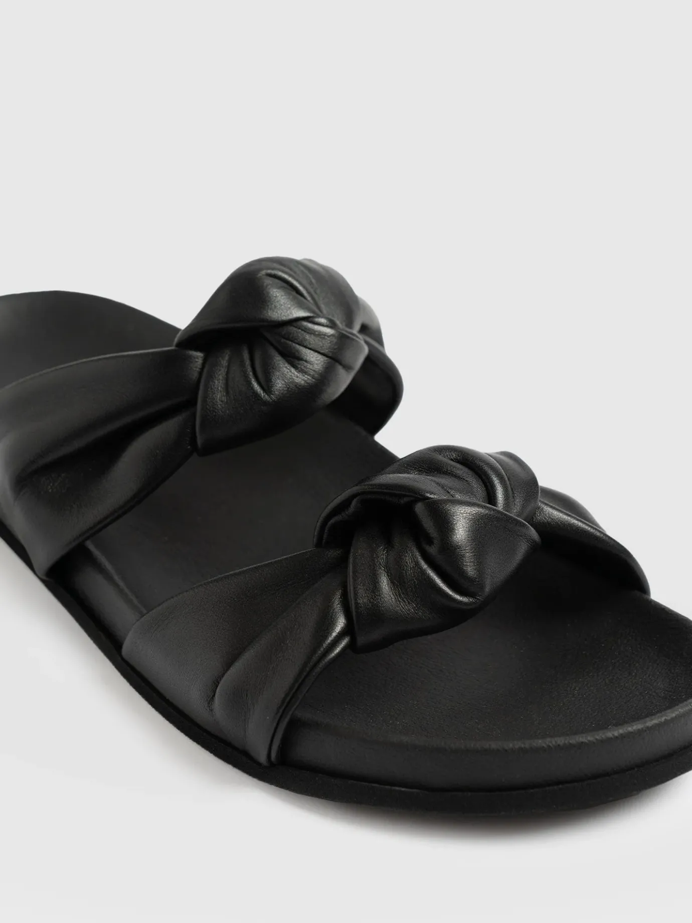 Sandals|Leather|Saint and Sofia Kingston Knot Sandal - Black