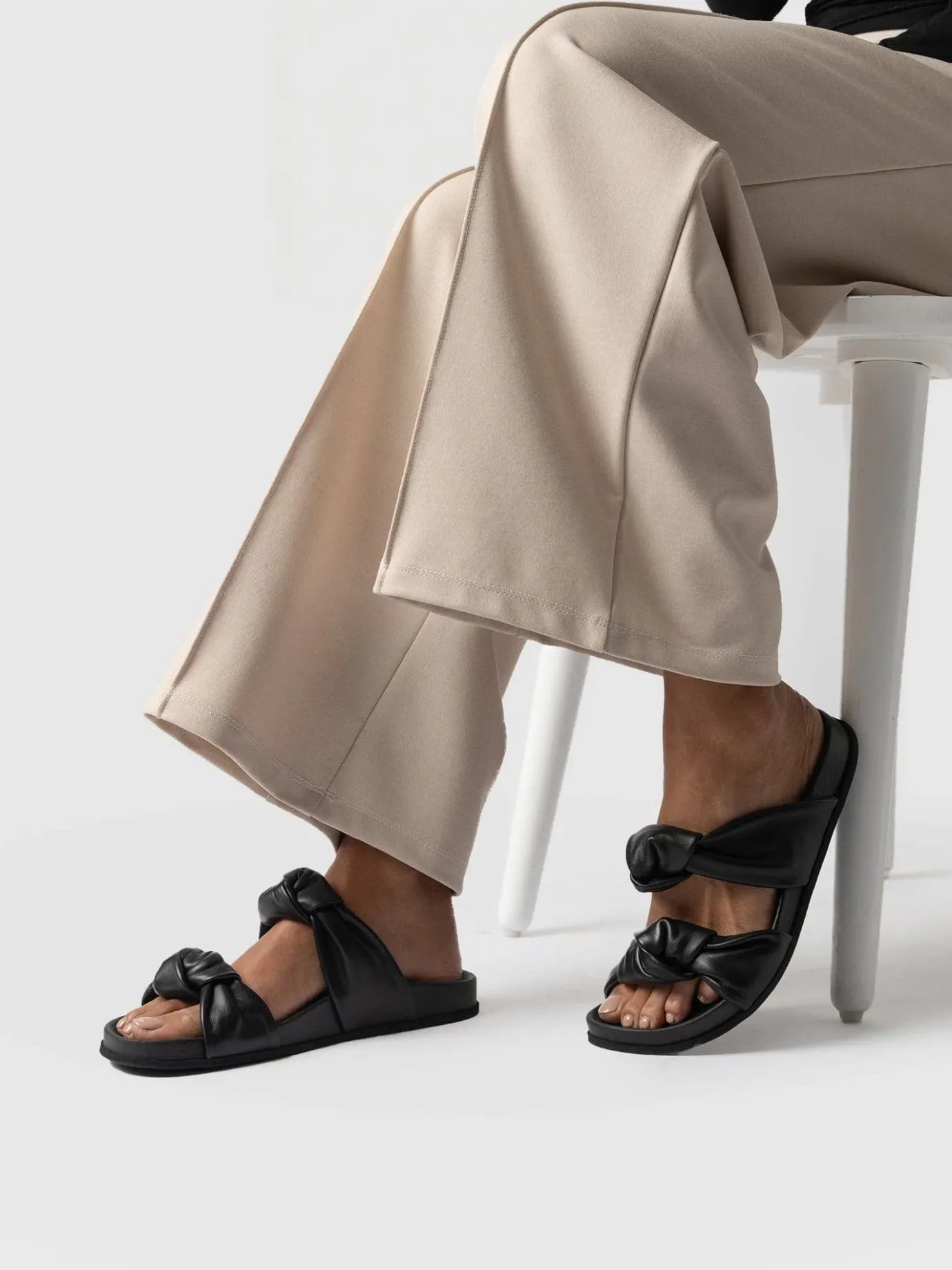 Sandals|Leather|Saint and Sofia Kingston Knot Sandal - Black